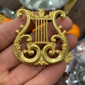 Broche de style cour médiévale élégante, design de <span class=keywords><strong>harpe</strong></span> tridimensionnel, bijoux de costume unisexe, accessoires, cadeaux de fête - Product Image 2