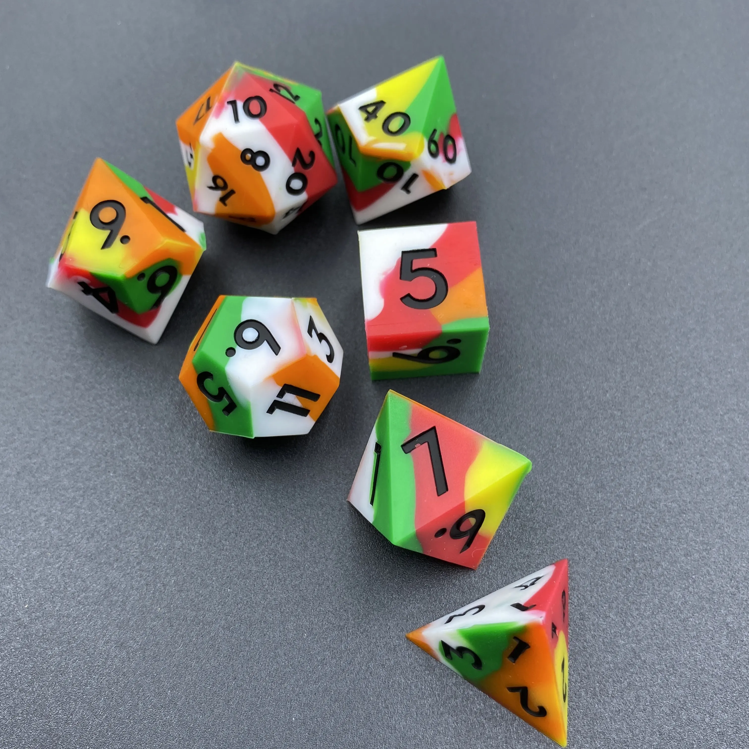 Palla antistress D20 in Silicone morbido tinta unita-dadi in resina fatti a mano D & D e giochi da tavolo dadi in Silicone