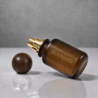 Flacon vaporisateur de parfum minimaliste en verre dépoli noir avec capuchon sphérique brillant et logo doré imprimé, vide et rechargeable, 100 ml