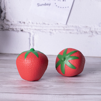 Op maat gemaakte PU-schuim rode aardbei-vormige fruit squishy knijp-speeltje anti-stressbal met aangepast logo - QF merk cadeau