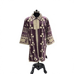 Manteau long d'hiver en velours Royal Plum avec broderie florale en fil ivoire, couleur violet impérial prune de minuit - Product Image 2