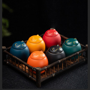 Boîte à thé en céramique mate en forme de chat mignon avec détails dorés, petit pot de rangement hermétique pour thé en vrac et épices - Product Image 2