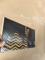 Carrelage mural en porcelaine sérigraphié à la main 400x200mm, motif chevron noir et or en relief, mosaïque pour mur d'accent de salle de bain, antibactérien