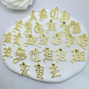 CZ9314 Liontin Medal Persegi Panjang Huruf Abjad Gotik Inggris Kuno Berlapis Emas 18k dengan Batu CZ yang Populer dan Anggun - Product Image 2