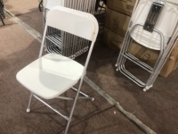 SK-ZDY-B001 vente en gros de chaise pliante de mariage en plastique de jardin extérieur blanc en métal partie de chaise de mariage pliante en plastique moderne populaire