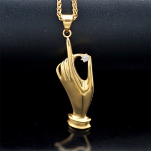 Vente en gros de bijoux délicats pour femmes, pendentifs en acier inoxydable doré avec zircon, accessoires pour les mains - Product Image 4