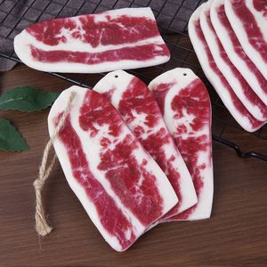 Réplica a escala 1:1 de carne de res (hombro de cerdo) con textura de mármol, para cortavideos y videos de televisión; también como utilería para carne de res marinada. - Product Image 1