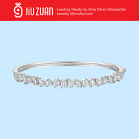 Bracelet jonc chic et minimaliste en argent S925 avec moissanite radiante certifiée, taille mixte claire, sertissage compact à griffes alternées, demi-pavé et finition lisse à charnière