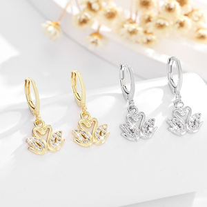 2025 colgante de cisne de amor delicado de alta calidad 14K cobre chapado en oro con incrustaciones de circón uso diario pendientes de latón joyería de mujer - Product Image 1