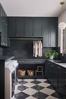 Meubles de buanderie sur mesure de luxe Vermonhouzz avec rangements ouverts et crédence en marbre pour hôtel haut de gamme