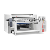 Machine à découper et à rembobiner le papier à grande vitesse, équipée d'un rouleau banane extensible réglable pour éliminer les plis de la bande.