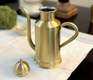 Bouilloire à thé artisanale en laiton avec long bec verseur et couvercle |   Théière traditionnelle en métal pour servir du thé et du café |   Finition Or Antique - Product Image 3