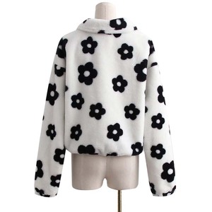 Abrigo de Cuello Alto para Mujer, Tejido de Poliéster Cálido, con Estampado de Ovejas en Blanco y Negro - Product Image 5