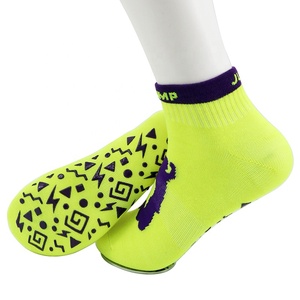 Chaussettes antidérapantes personnalisées avec logo pour <span class=keywords><strong>trampoline</strong></span>, chaussettes de saut à grip renforcé pour parcs de trampolines - Product Image 1