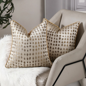 Sarung Bantal Dekoratif Mewah Modern dengan Garis Geometris 18 x 18 Inci - Product Image 2