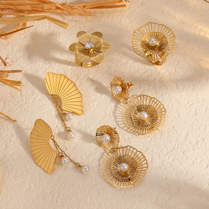 ต่างหูมุกทรงดอกไม้ ชุบทอง ต่างหูแบบห้อยสำหรับงานปาร์ตี้ เครื่องประดับผู้หญิง ดีไซน์เรขาคณิต แบบโปร่ง - Product Image 1