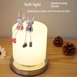 Lampe de table carrée moderne et minimaliste en verre et bois massif avec motif lapin pour chambre et bureau - Product Image 4