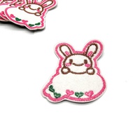 Badge brodé lapin adorable en gros, patch brodé lapin cœur rose pour vêtements d'enfants, chapeaux et accessoires vestimentaires