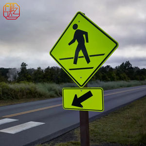 لافتة تحذيرية صفراء فسفورية لعبور المشاة متوافقة مع معايير MUTCD - لافتة أمان للطرق بسهم اتجاهي للشوارع الأمريكية - Product Image 1