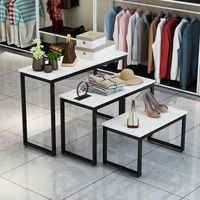 Étagère de présentation haute et basse en acier multi-niveaux pour magasin de vêtements sur mesure
