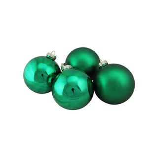 Adornos Navideños de Bolas de Cristal Esmerilado Verde Colgantes, Hechos a Mano y Personalizados - Product Image 5