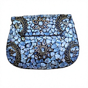Bolso de Mano de Metal y Hierro Hecho a Mano para Mujer, Diseño Sólido y Moderno, Artesanos Indios, para Ocasiones Especiales, con Correa de Cadena y Terciopelo - Product Image 1