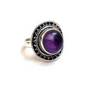 Bague d'anniversaire de style bohème pour femme en pierre d'améthyste naturelle indienne de grande forme ronde en argent sterling 925 - Product Image 1