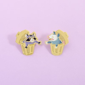 Pin <span class=keywords><strong>de</strong></span> Metal <span class=keywords><strong>de</strong></span> Aleación <span class=keywords><strong>de</strong></span> Zinc con Diseño <span class=keywords><strong>de</strong></span> Mapache y Zarigüeya, Regalo <span class=keywords><strong>de</strong></span> Año Nuevo y Aniversario para Chaquetas y Bolsos - Product Image 1