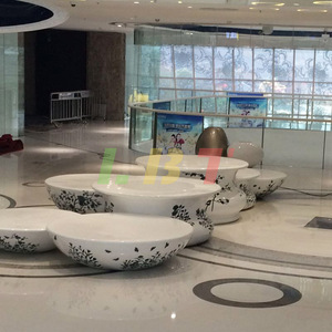 Sillas y macetas de fibra de vidrio con diseño de porcelana azul y blanca, muebles comerciales duraderos y personalizados - Product Image 3