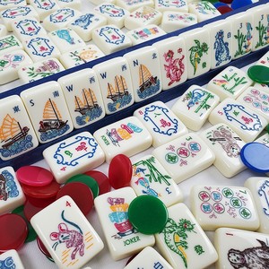 Fichas de Mahjong Acrílicas Optimizadas de 38 mm, Color Blanco Hueso, Textura Natural, Transparencia Cristalina, Juego para 4 Jugadores, para un Mezclado Estable y Suave - Product Image 1