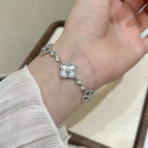 <span class=keywords><strong>Pulsera</strong></span> de Trébol de la Suerte con <span class=keywords><strong>Perlas</strong></span> de Imitación Natural y Aleación, Chapada en Oro, Estilo Ligero y de Alta Gama para Mujer - Product Image 4