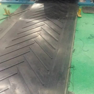 Banda transportadora de carga personalizada YUPHENG, banda inclinada de caucho con patrón de chevron, resistente al fuego, antiestática y antideslizante para trituradora - Product Image 1