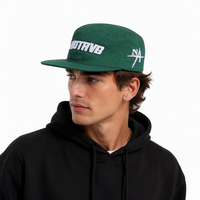 Casquette plate homme rétro en cuir vert foncé avec sangle personnalisée et logo brodé en relief, en coton doux