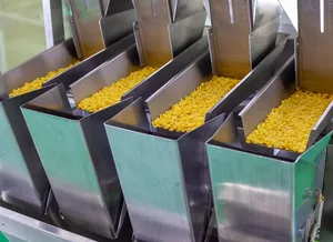 Tam otomatik aperatif yiyecek mısır patlamış mısır granül dolum makinesi kapatma makinesi etiketleme makinesi hattı
