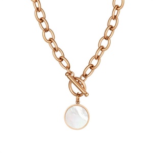 Collier tendance en acier inoxydable avec fermoir OT, chaîne à maillons, pendentif rond en coquillage plaqué or 18 carats, vente en gros - Product Image 2