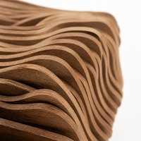 Banc comptoir modulaire sur mesure en lattes de bois superposées, installation en tour ondulée, œuvre d'art personnalisée pour projet hôtelier ou commercial