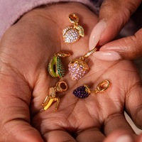 Accessoires de pendentif électroplaqués personnalisables DIY, en laiton, sertis de diamants étincelants, avec 12 couleurs de pierres de naissance, de la série Fruits, pour les loisirs