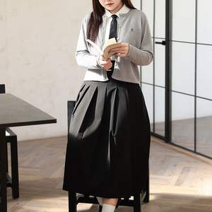 Conjunto de cárdigan de punto para mujer Runqi con camisa blanca y falda plisada negra, conjunto de punto de manga larga de color sólido N8861 - Product Image 3