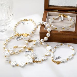 Bracelet pour femme en acier inoxydable plaqué or 18 carats, étanche, avec breloques carrées, rondes, étoiles et perles, design tendance - Product Image 4