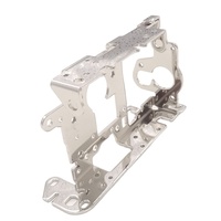 Support de montage électronique en tôle estampée sur mesure, multi-plié, avec découpe irrégulière et clips de verrouillage élastiques