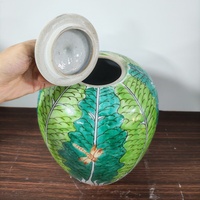 Pot en porcelaine chinoise Famille Verte, décoré à la main de choux Bok Choy et de papillons, pot à gingembre en céramique avec couvercle, ornement antique pour la maison