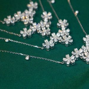 จี้เพชรรูปดอกไม้ Xinfly ทอง 18K น้ำหนัก 1.35 กะรัต พร้อมสร้อยคอแบบคลาวิเคิล - Product Image 3