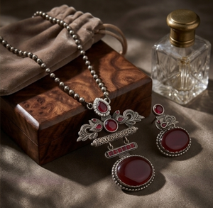 DIVYORO Conjunto de Joyería con Motivo de Pavo Real y Gema de Rubí Oscuro, Joyería Étnica Tradicional Oxidada para Mujer, Diseño de Boutique - Product Image 1