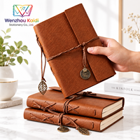 Carnet de notes promotionnel personnalisé en cuir PU marron vieilli avec fermeture à cordon tressé et breloque feuille d'horloge en bronze