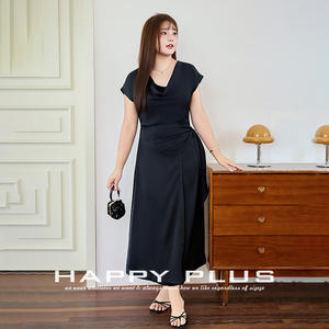 Robe Chic Asymétrique en Satin Cupro à Col Volanté et Taille Nouée Happy Plus N9226 Grande Taille Couleur Unie Petite Robe Noire - Product Image 5