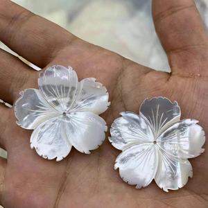 20-40mm Trắng vàng hồng bán buôn mẹ của vỏ ngọc trai chạm khắc hoa hạt để trang trí - Product Image 1