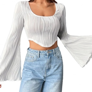 T-shirt personnalisé de haute qualité pour femme, coupe slim, col en U, motif vague d'eau, manches longues, style crop top, idéal pour l'été - Product Image 1