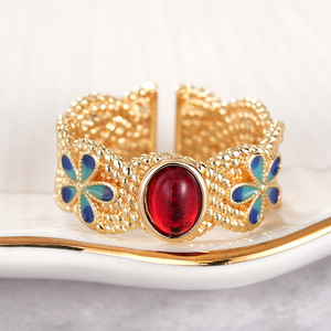 Bague ouverte ajustable à motif floral orné pour femme, bijou de mode vintage style palais - Product Image 1