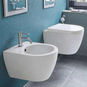 Toilette moderne de luxe en céramique de type P Réservoir encastré mural de style occidental Filigrane Bol P-Trap pour salle de bain Hôtels Parcs - Product Image 1