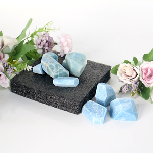 Offre Spéciale : Pierre Précieuse Naturelle Polie en Cristal de Guérison, Velours Bleu, Forme Libre pour Décoration de Mariage - Product Image 3